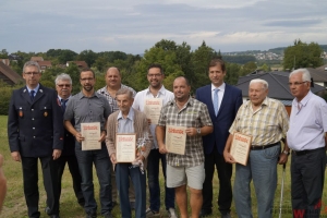 Gruppenfoto der geehrten mit Landrat.